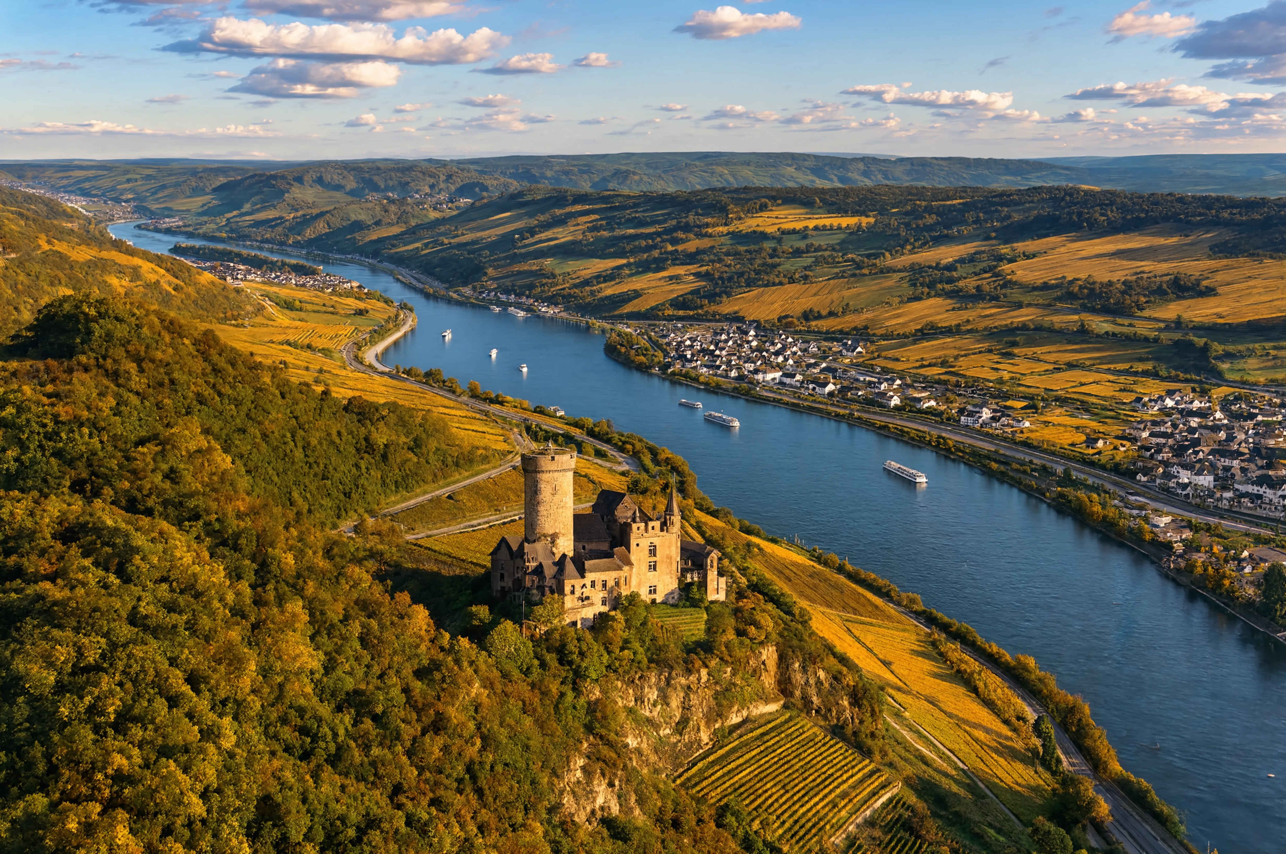 Rheintal — majestätischer Rhein mit Weinbergen und mittelalterlichen Burgen