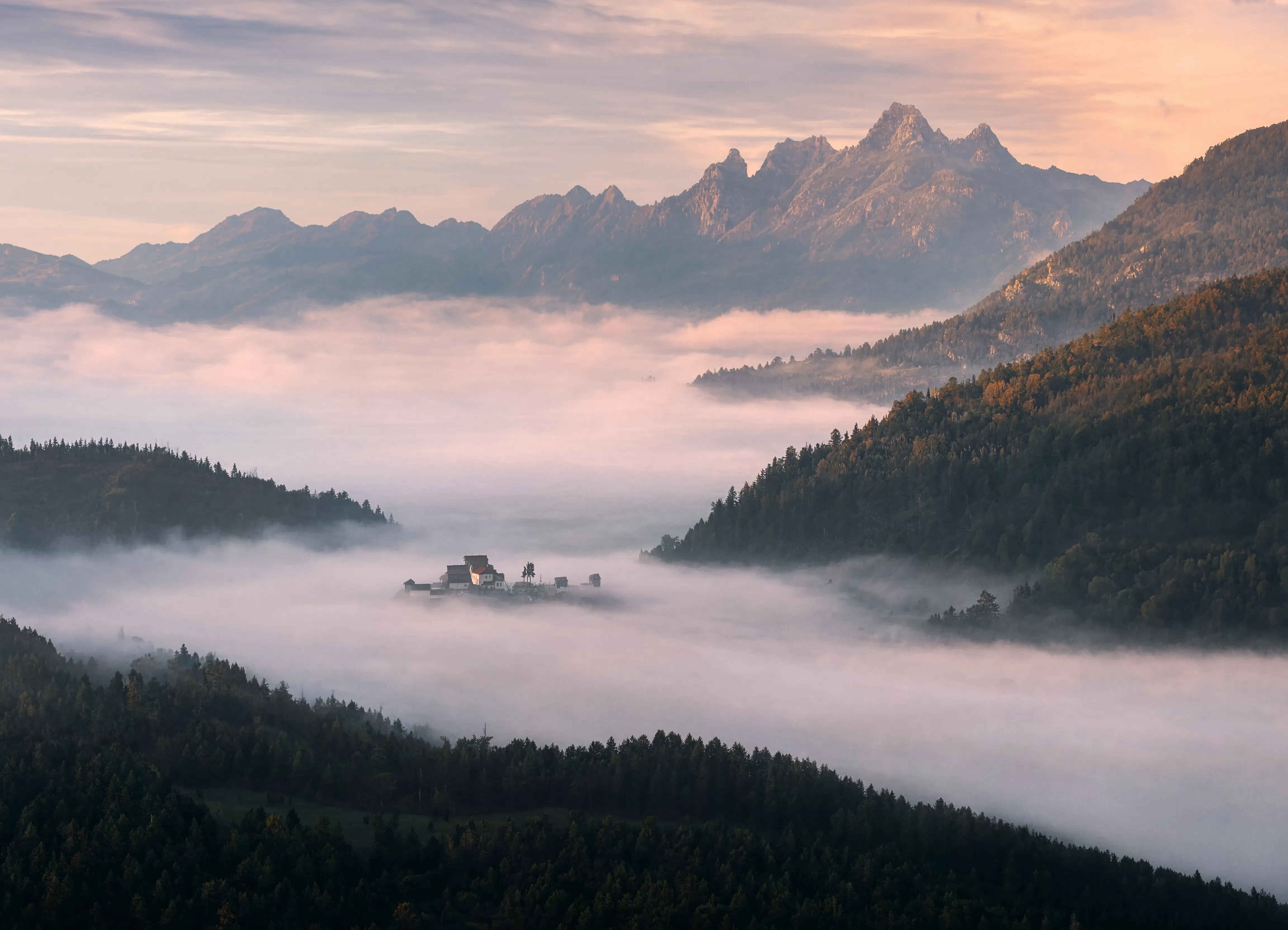 Morgennebel über einem deutschen Bergpanorama — stille Schönheit der Natur